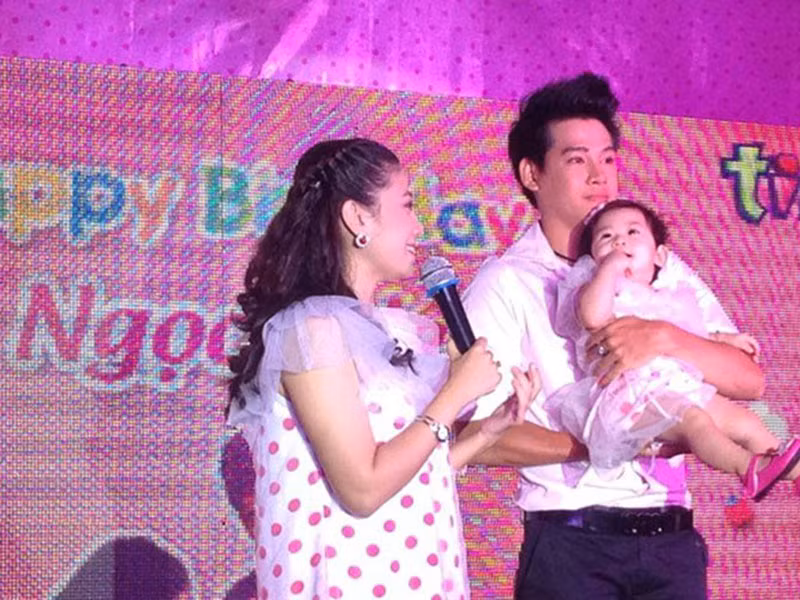 Trước khi biết Mai Phương mang bầu, Phùng Ngọc Huy và Mai Phương đã chia tay. Tuy nhiên, sau khi biết Mai Phương mang giọt máu của mình, Phùng Ngọc Huy quay lại, chăm sóc cô và đứa con trong bụng. Sinh nhật 1 tuổi của con gái, Phùng Ngọc Huy cũng xuất hiện để làm tròn trách nhiệm của một người bố. Ảnh: Zing