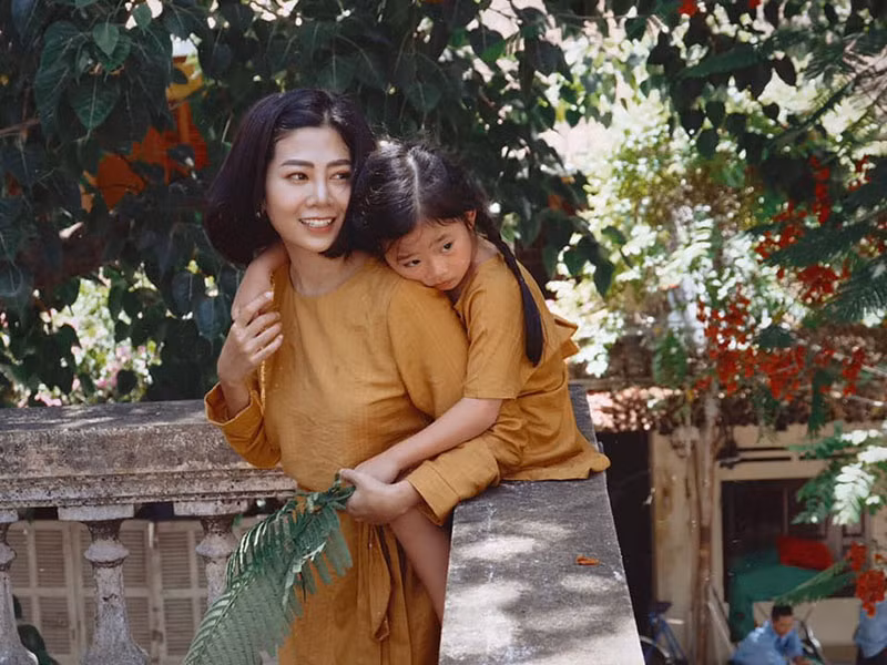 Vì mang thai, Mai Phương còn bị bố mẹ giận. Chỉ đến khi con gái Mai Phương lên 3 tuổi, bố mẹ của cô mới tha thứ. Khi cuộc sống bắt đầu ổn định, Mai Phương bị ung thư phổi. Sau 2 năm chống chọi với bệnh tật, nữ diễn viên ra đi trong vòng tay gia đình, để lại cô con gái còn quá nhỏ.