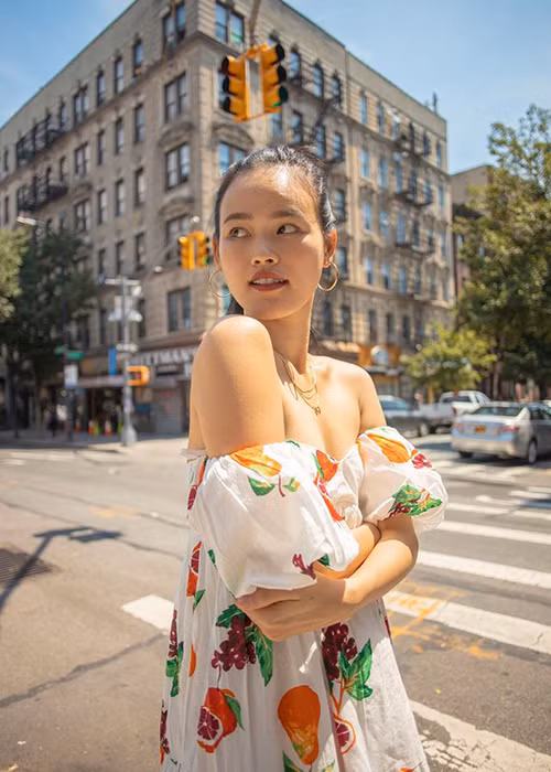 Cô thi thoảng đi du lịch, gặp gỡ bạn bè.