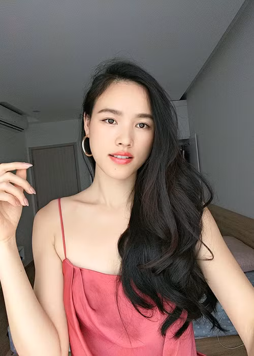 Tuyết Lan ngày càng gợi cảm hậu ly hôn. Dường như, sau khi tìm được bến đỗ mới, cô thăng hoa về nhan sắc.