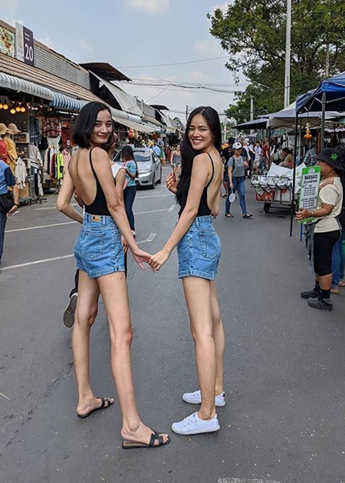 Tuyết Lan rạng rỡ bên Lê Thúy trong chuyến du lịch Thái Lan.