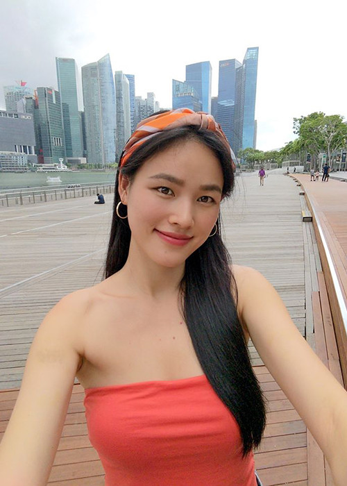 Chân dài sinh năm 1990 được khen nhan sắc ngày càng mặn mà.