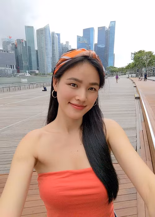 Chân dài sinh năm 1990 được khen nhan sắc ngày càng mặn mà.