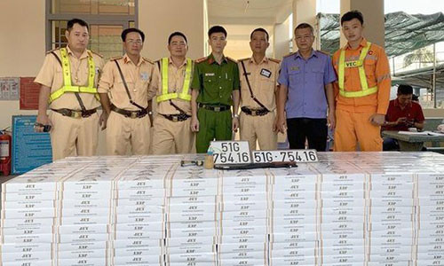 CSGT truy duoi oto cho hang cam, vu khi tren cao toc