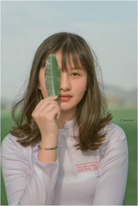 Được biết, nhân vật chính trong bộ ảnh là cô bạn Thanh Như. Khuôn mặt trang điểm nhẹ nhàng cùng những đường nét hài hòa và ánh mắt có hồn, Thanh Như trông cuốn hút không khác gì người mẫu chuyên nghiệp.