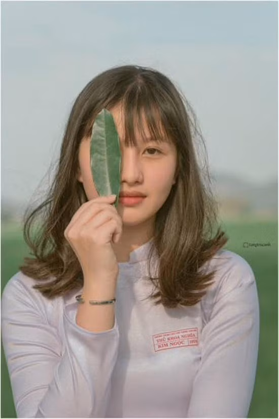 Được biết, nhân vật chính trong bộ ảnh là cô bạn Thanh Như. Khuôn mặt trang điểm nhẹ nhàng cùng những đường nét hài hòa và ánh mắt có hồn, Thanh Như trông cuốn hút không khác gì người mẫu chuyên nghiệp.