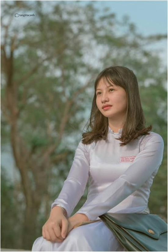 Đa số người dùng đều gửi những lời khen ngợi đến bạn mẫu cũng như người thực hiện bộ ảnh của nữ sinh này.