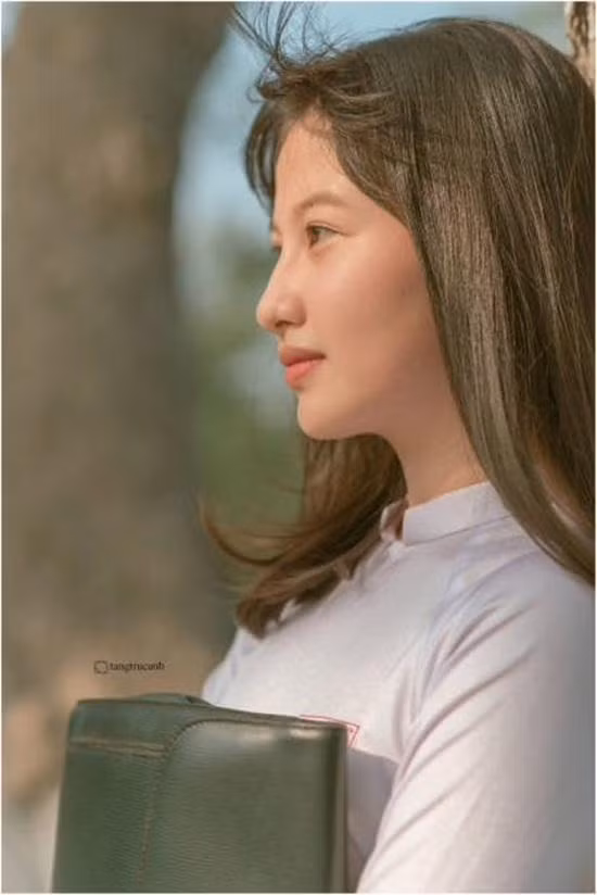 "Background" mặc dù chỉ giản đơn như đồng ruộng, chiếc cặp, cuốn vở của một thời “ngày xửa – ngày xưa”,… tạo cho người xem cảm giác nhẹ nhàng, hoài niệm.