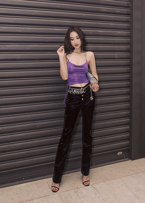 "Cả hai phải luôn có một sợi dây gắn kết, hợp nhau cả về suy nghĩ lẫn quan điểm. Tiền, tài hay ngoại hình cũng chỉ là những điều phù phiếm nếu như hai người không có cùng quan điểm sống", người đẹp chia sẻ trên Vietnamnet.