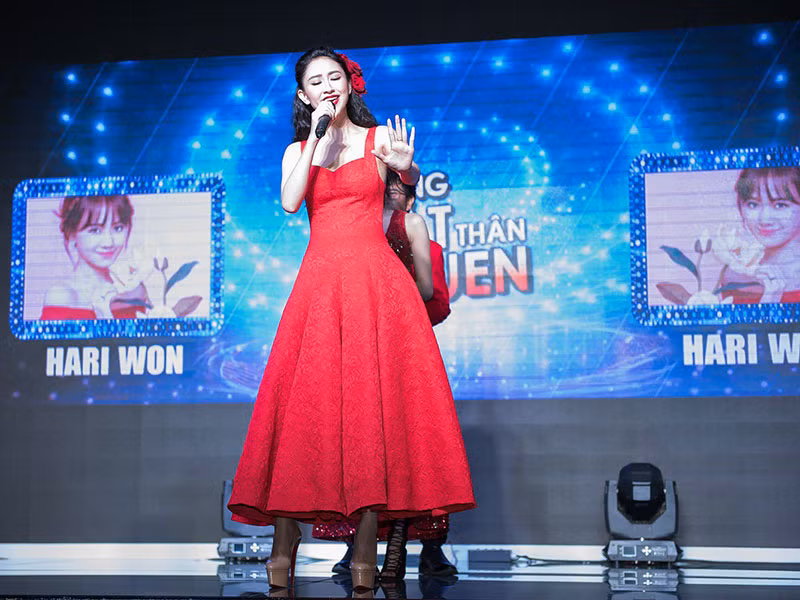 Năm 2018, Hà Thu tham gia cuộc thi Gương mặt thân quen. Ở sân chơi này, cô dừng chân ở top 4.