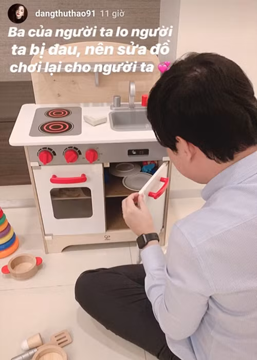 Ông xã của Thu Thảo rất chiều chuộng con gái. Nàng hoa hậu từng khoe chồng cặm cụi sửa đồ chơi, tránh con gái khỏi bị thương. 