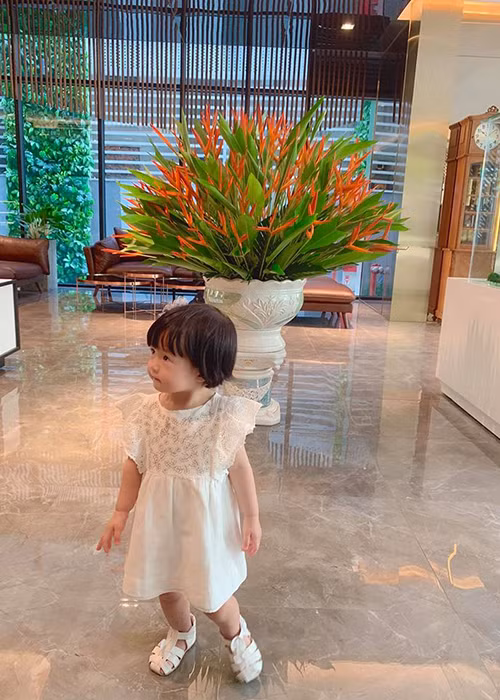 Theo Vnexpress, Thu Thảo dạy con rửa tay, tạo thói quen giữ vệ sinh thân thể mỗi khi chơi đùa, cầm nắm đồ vật hoặc ra ngoài trở về nhà. Gần đây, nàng hoa hậu đã cho con xem MV "Ghen Cô Vy".