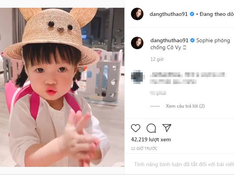 Thu Thảo xịt gel diệt khuẩn cho con gái rồi hướng dẫn bé từng bước rửa tay thật sạch.