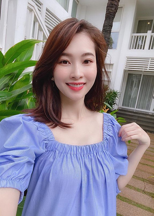 Nàng hoa hậu luôn khéo che vòng 2 bằng trang phục hoặc góc chụp.