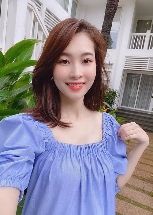 Nàng hoa hậu luôn khéo che vòng 2 bằng trang phục hoặc góc chụp.