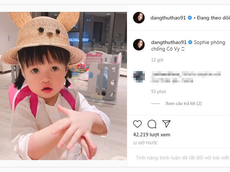 Bé Sophie ngoan ngoãn làm theo lời mẹ.