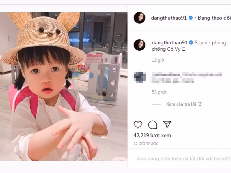 Bé Sophie ngoan ngoãn làm theo lời mẹ.