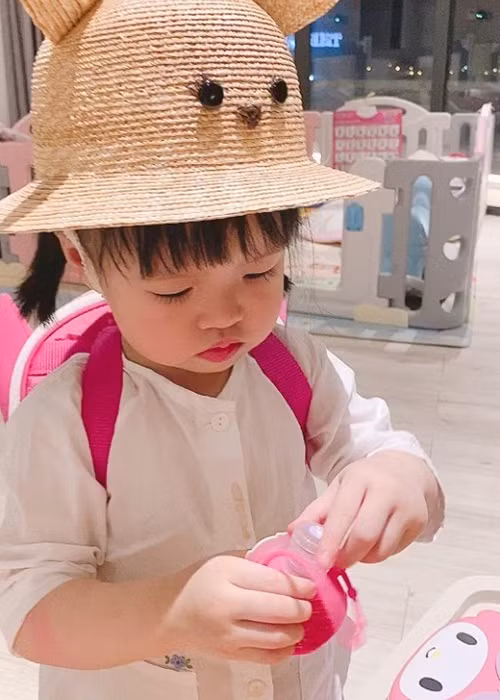 Bé Sophie - con gái Hoa hậu Đặng Thu Thảo mới 2 tuổi nhưng đã biết rửa tay theo lời hướng dẫn của mẹ.