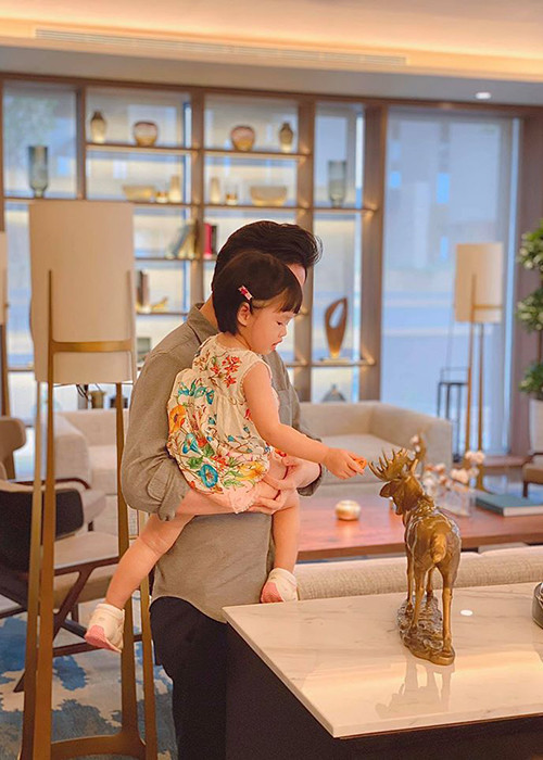 Dù còn nhỏ nhưng con gái của Thu Thảo đã biết đủ trò, bố mẹ chạy theo không kịp.