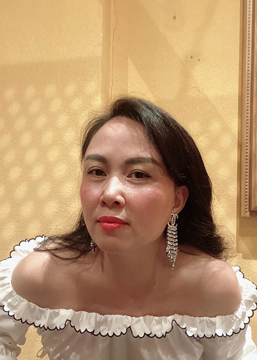 Gần đây, Phượng Chanel bất ngờ tự nhận mặt mâm, mũi hếch nhưng cho rằng nhan sắc của cô "đã đủ dùng".