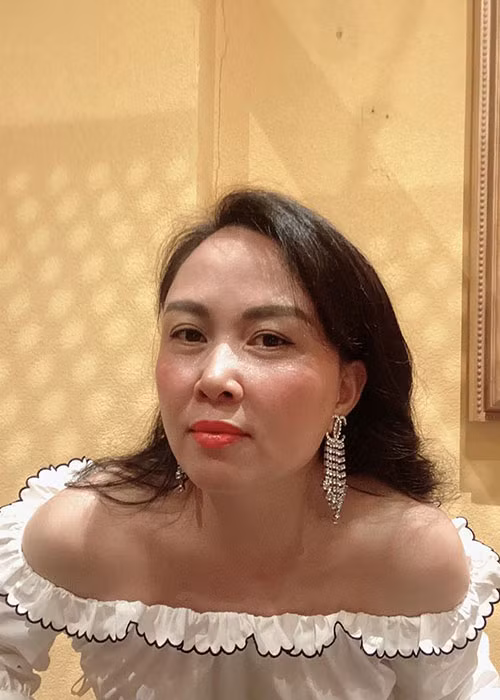 Gần đây, Phượng Chanel bất ngờ tự nhận mặt mâm, mũi hếch nhưng cho rằng nhan sắc của cô "đã đủ dùng".