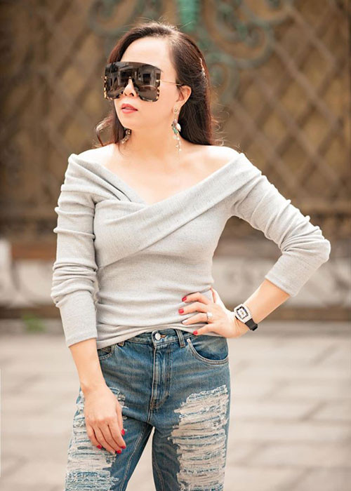 Nữ doanh nhân gần đây chuộng trang phục khoe vẻ gợi cảm.