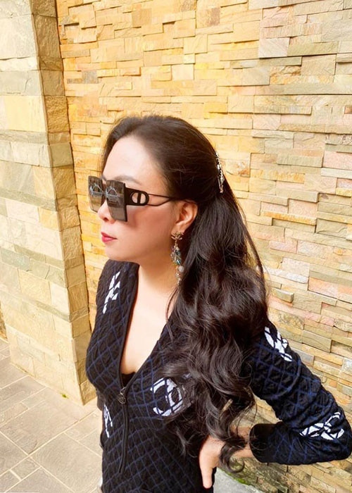 Nữ doanh nhân trung thành với màu tóc đen và uốn xoăn nhẹ.