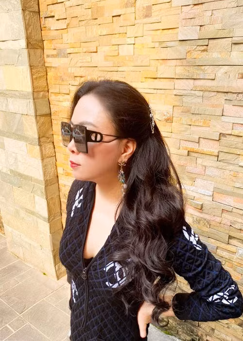 Nữ doanh nhân trung thành với màu tóc đen và uốn xoăn nhẹ.