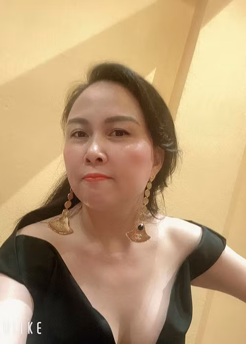 Trên Ngôi sao, bạn gái hơn tuổi của Quách Ngọc Ngoan chia sẻ: “Tôi thấy mình không đẹp nhưng điều quan trọng là tôi tự tin với cơ thể khoẻ mạnh, tinh thần luôn vui vẻ, lạc quan”.