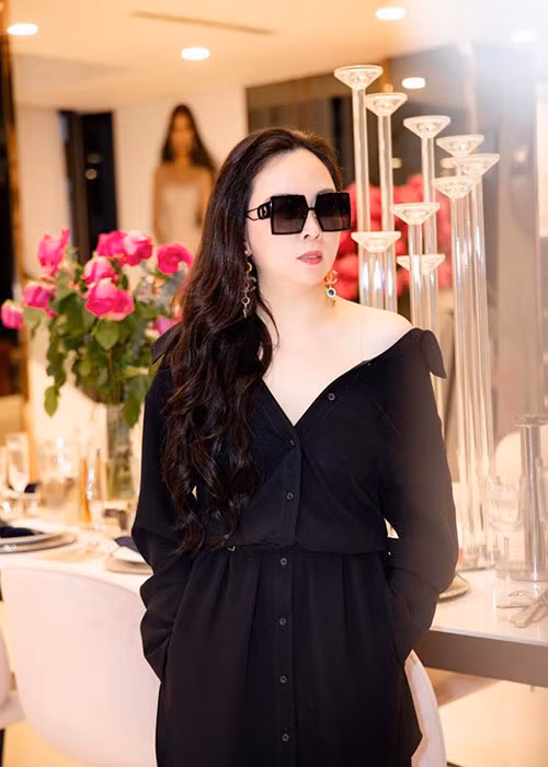 Sau khi hẹn hò Quách Ngọc Ngoan, Phượng Chanel được khen trẻ trung hơn.