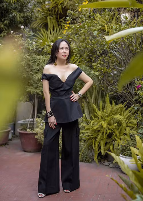 Nữ doanh nhân còn tâm sự: "Mặt tôi kiểu bầu bĩnh chứ không phải Vline nhưng được khen như thế nhìn tự nhiên, phúc hậu. Còn chiếc mũi hếch theo theo tướng số là chỉ người tính rộng rãi, hào sảng. Nhỡ sửa mũi xong lại thành keo kiệt, chặt chẽ thì chán lắm".