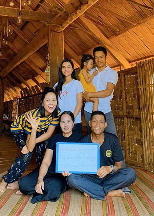 H'hen Niê không dùng nhiều hàng hiệu mà tích lũy tiền lo cho bố mẹ. Gần đây, cô hoàn thiện ngôi nhà mới tặng bố mẹ. Trước đó, H'hen Niê sửa sang lại ngôi nhà sàn cho gia đình.