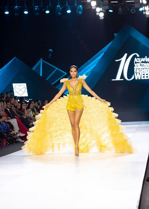 Theo iOne, một hoa hậu thường sẽ nhận được 5.000-15.000 USD cho mỗi lần xuất hiện trên sàn catwalk, nhưng cũng có những show, hoa hậu chỉ lấy 2 triệu đồng.