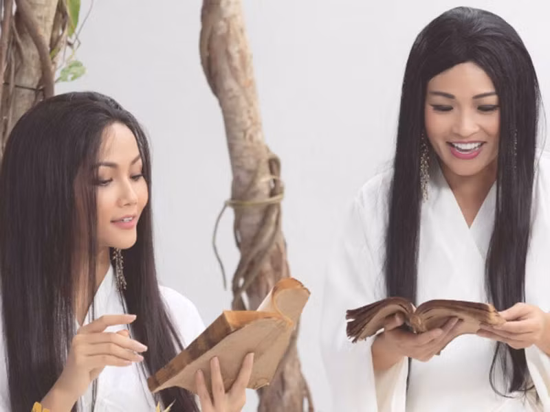 Hình ảnh H'hen Niê trong MV "Ngược dòng – Nguyên Hương 239" của Phương Thanh.