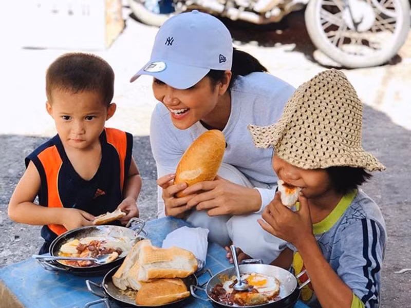 H'hen Niê còn tăng thu nhập bằng cách làm Vlog.