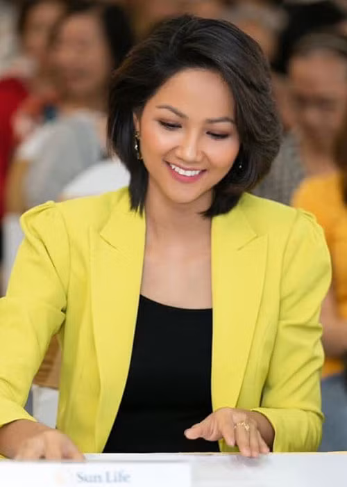 H’hen Niê có thu nhập khủng sau khi đăng quang Hoa hậu Hoàn vũ Việt Nam 2017.