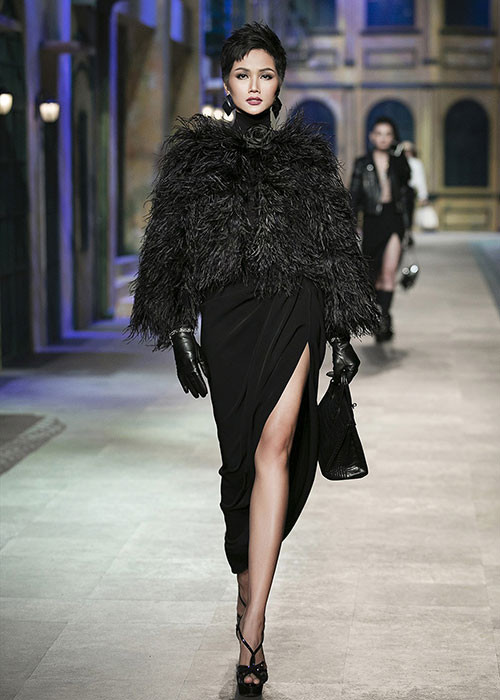 H'hen Niê còn đắt show làm người mẫu.