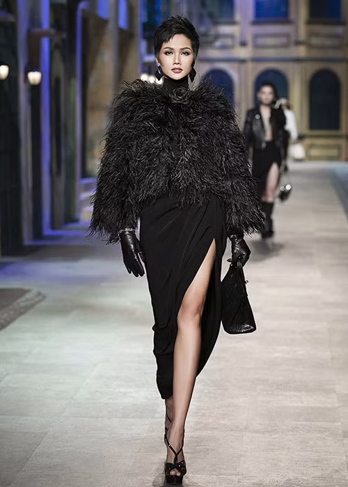 H'hen Niê còn đắt show làm người mẫu.