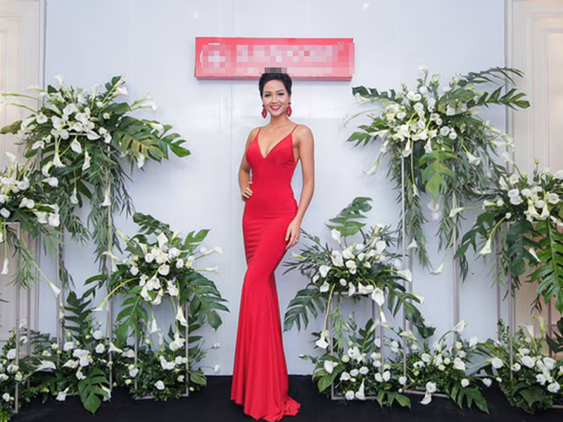 Cô trở thành gương mặt đại diện của nhiều nhãn hàng lớn. Tần suất H'hen Niê xuất hiện để quảng cáo cũng vô cùng dày đặc.