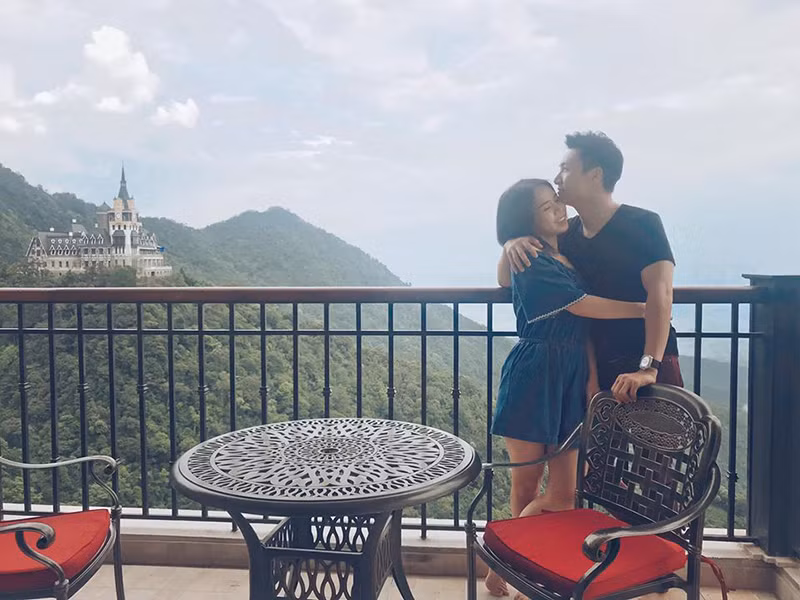 Bà xã của Mạnh Trường không làm trong lĩnh vực nghệ thuật nhưng biết thông cảm và sẻ chia với chồng.