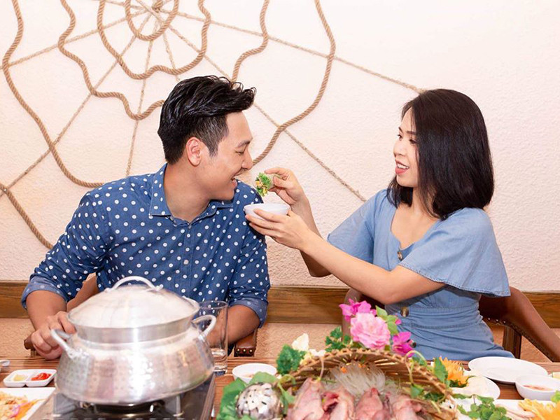 Theo Mạnh Trường, vợ anh không cần giữ chồng mà chính anh mới phải giữ vợ từ khi yêu, kết hôn cho đến tận bây giờ.