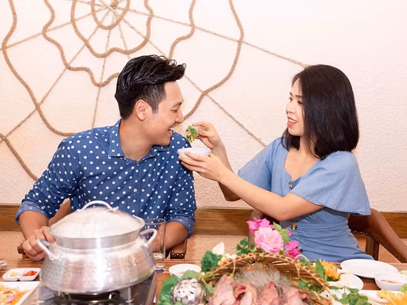 Theo Mạnh Trường, vợ anh không cần giữ chồng mà chính anh mới phải giữ vợ từ khi yêu, kết hôn cho đến tận bây giờ.