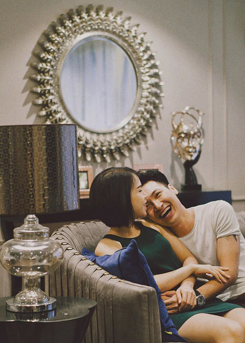 Nam diễn viên cho biết, điều anh thích nhất ở vợ là sự hồn nhiên.