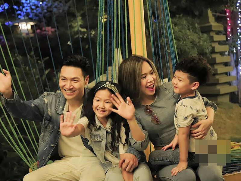 Gia đình Mạnh Trường thường xuyên đi du lịch, tham gia các hoạt động cộng đồng như chạy bộ để tăng sự gắn kết giữa các thành viên.