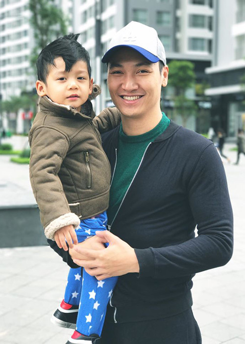 Mạnh Trường cho biết, con gái càng lớn càng tự tin thể hiện chính kiến, trong khi con trai biết tự chăm sóc bản thân dù tính vẫn còn vô tư, hồn nhiên.