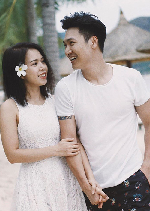 Vợ chồng Mạnh Trường bằng tuổi, cùng học chung trường cấp 2 và có 6 năm gắn bó trước khi kết hôn.