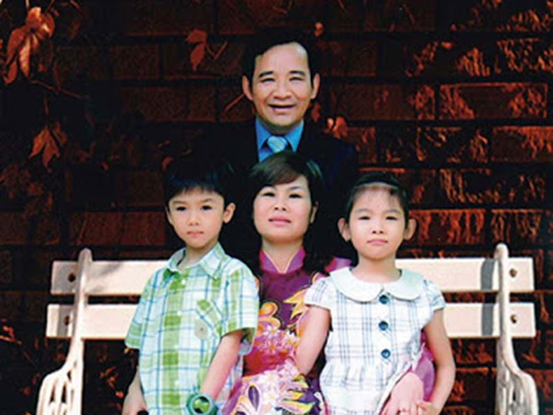 Trên báo chí, Quang Tèo luôn dành lời có cánh cho bà xã. Nam diễn viên cho biết, vợ chịu thương, chịu khó, bản tính hiền lành, không có thói quen ghen tuông hay soi mói. Ảnh: Đất Việt