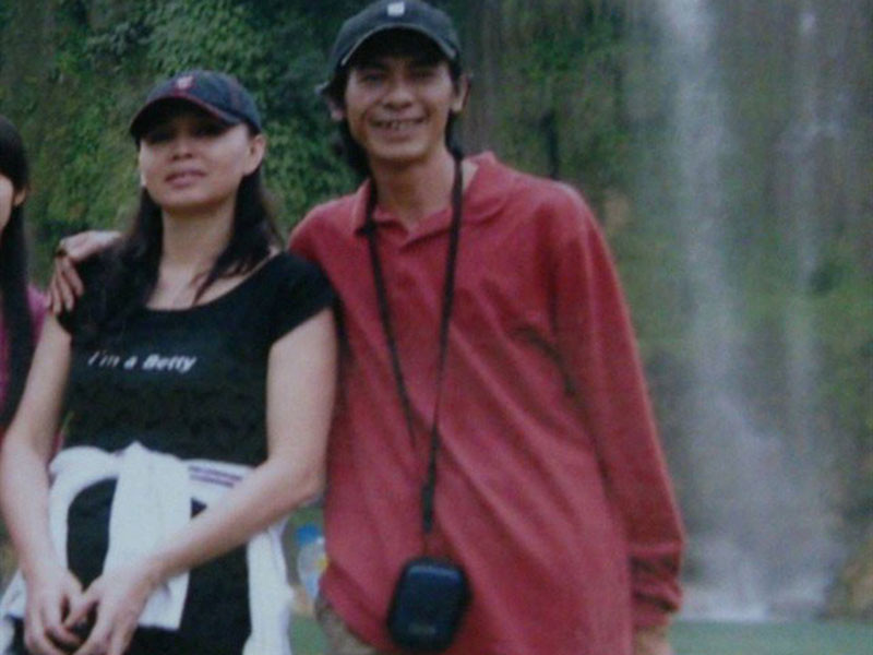 Vợ chồng nghệ sĩ Bùi Bài Bình mở quán cà phê tại căn nhà nhỏ. Cuộc sống tuy vất vả song cả hai vẫn nắm tay nhau để vượt qua gian khó. Ảnh: VOV