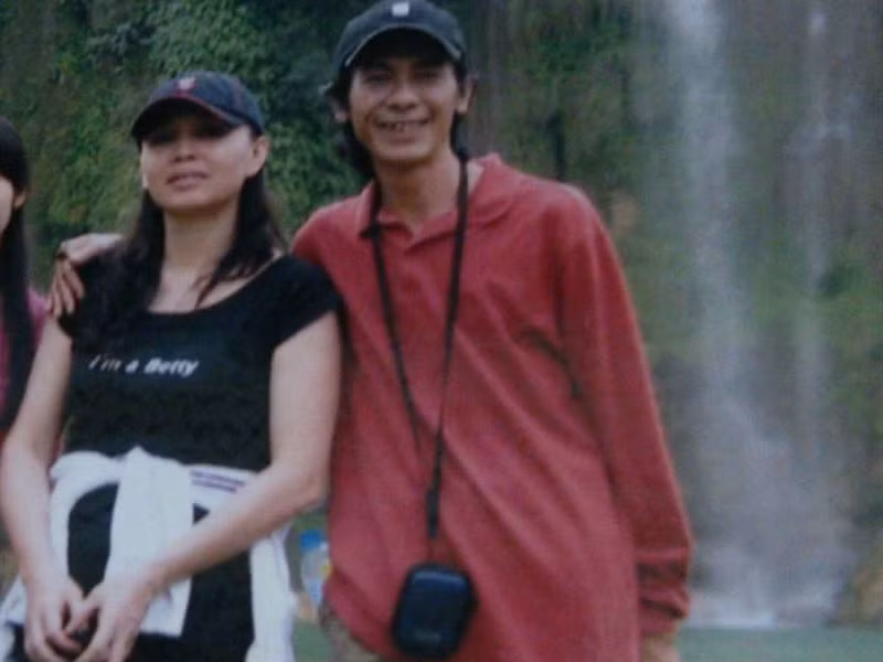 Vợ chồng nghệ sĩ Bùi Bài Bình mở quán cà phê tại căn nhà nhỏ. Cuộc sống tuy vất vả song cả hai vẫn nắm tay nhau để vượt qua gian khó. Ảnh: VOV