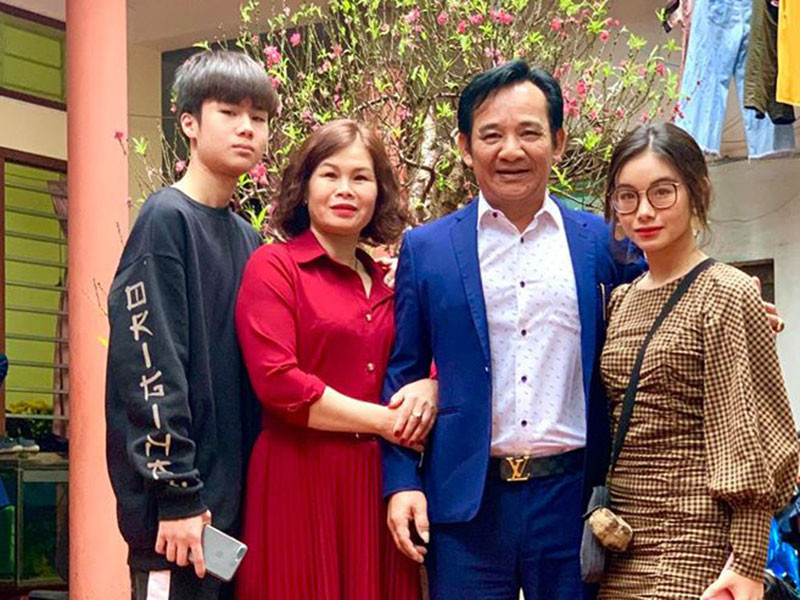 "Những người đàn ông khác khi đi chơi tối phải căn giờ về, còn tôi tối nào ở nhà là vợ cứ sốt đùng đùng. Cô ấy lo tôi không đi diễn vì không còn được khán giả thương nữa", Quang Tèo nói.